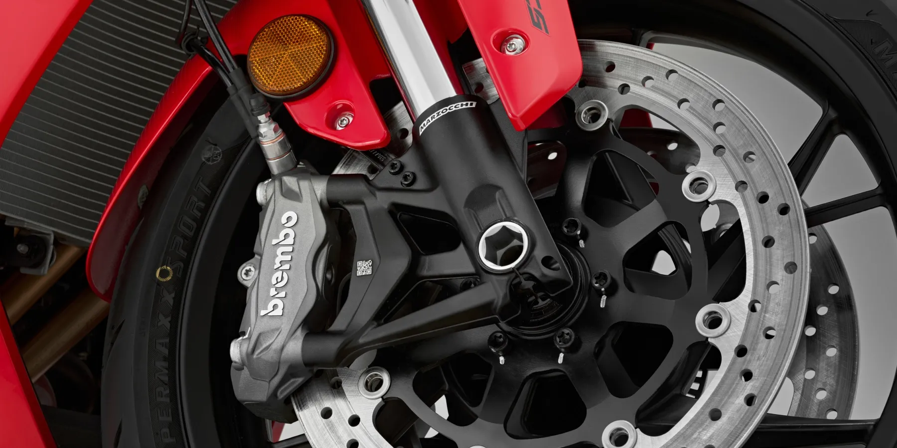 QJMOTOR SRK 800 RR: Die rote Front mit Scheinwerfer, Spiegel und hohem transparentem Windschild.