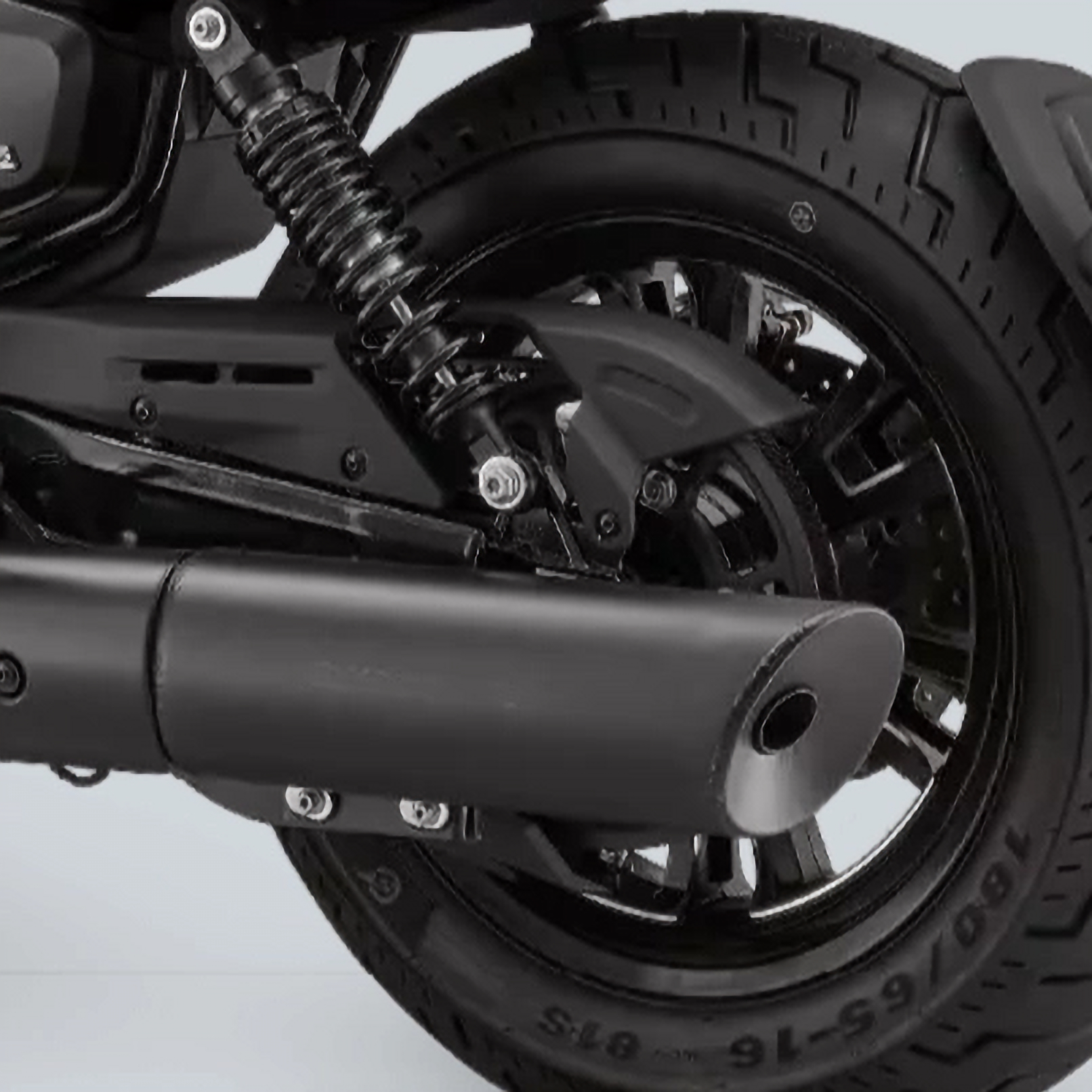 QJMOTOR SRV 600 V4: Der hintere Antriebsbereich mit Riemenabdeckung, Hinterrad und seitlichem Auspuff.