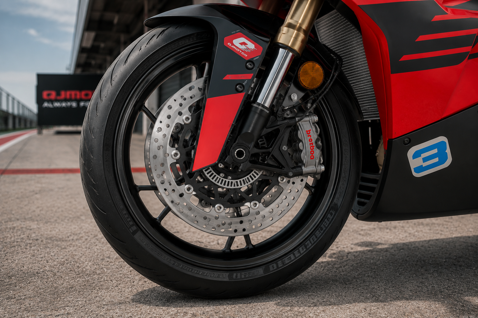 QJMOTOR SRK 800 RC: Das vordere Leichtmetallrad mit zwei Bremsscheiben, Bremssattel und goldfarbener Gabel.