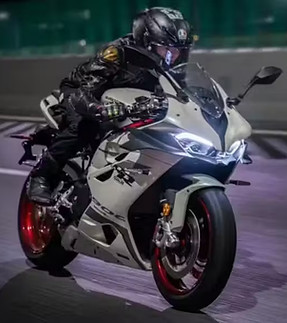 QJMOTOR QJMOTOR SRK 921 RR - in Fahrt.jpg