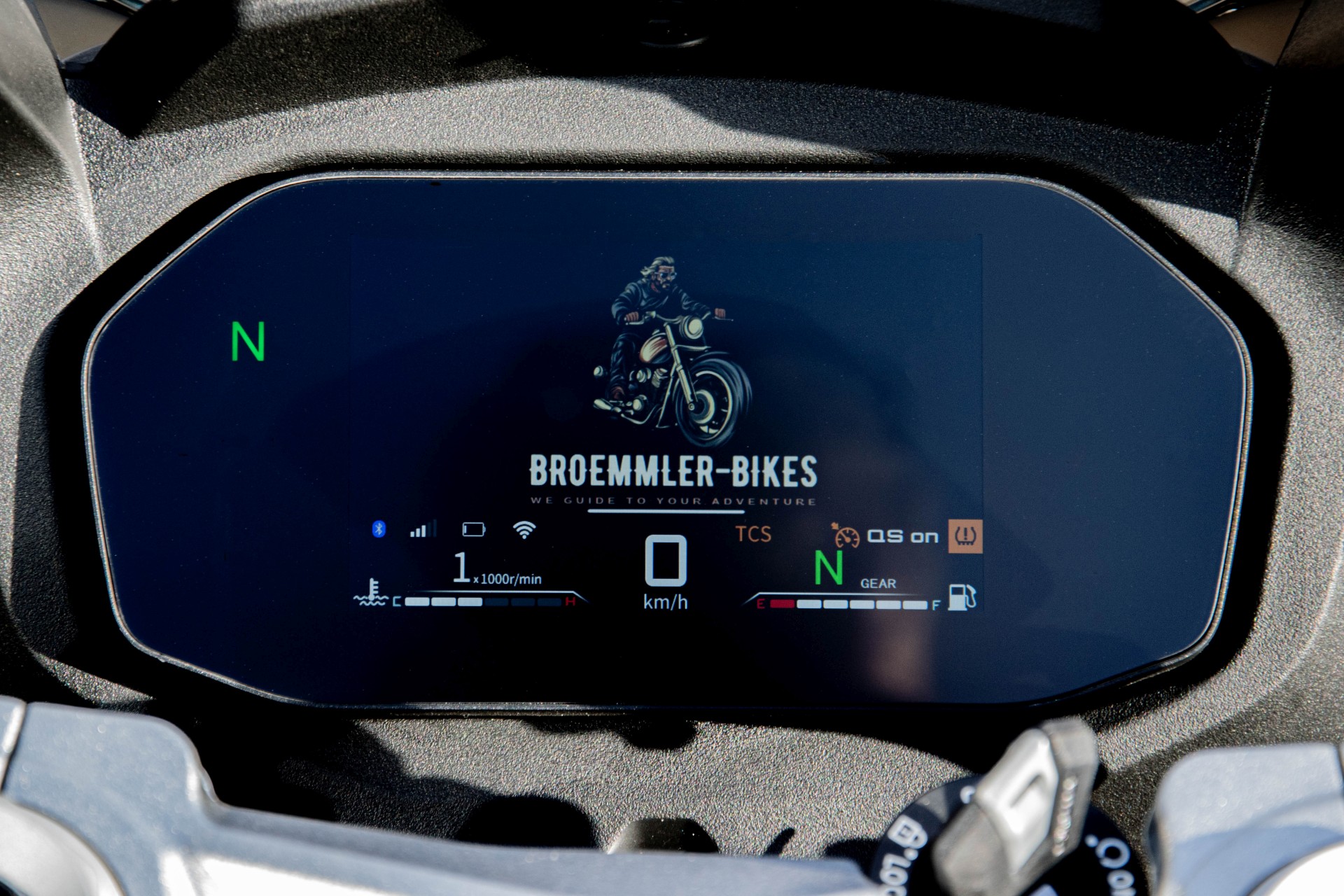 QJMOTOR SRK 921 RR: Das TFT-Instrument mit digitaler Geschwindigkeitsanzeige und einem individuell gestalteten Hintergrund.