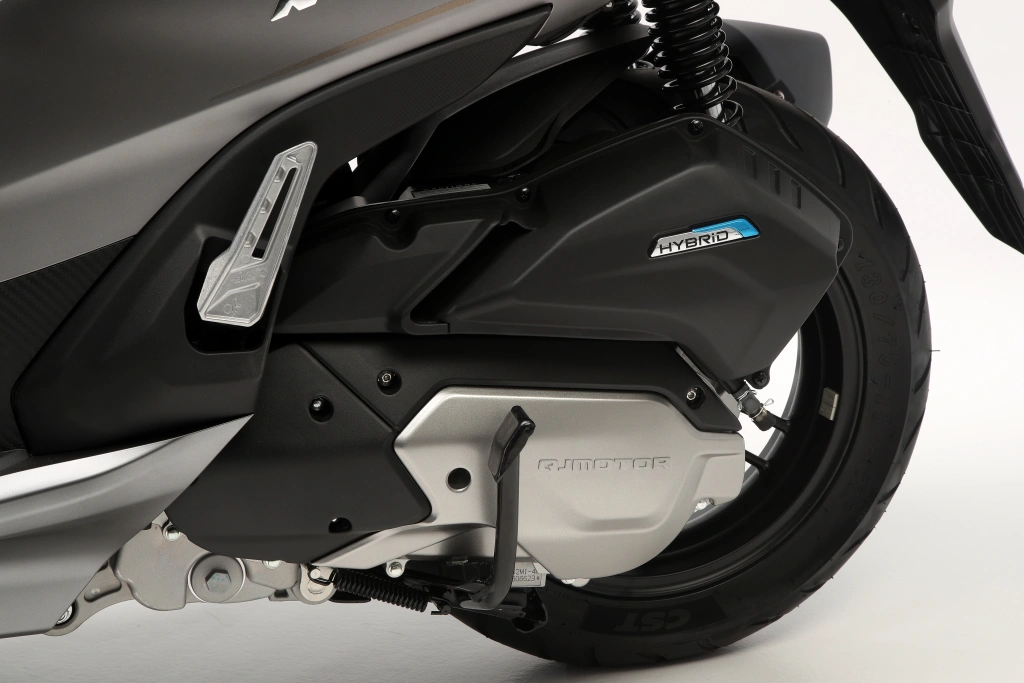QJMOTOR MTX 125: Die Motor- und Getriebeeinheit mit großem Gehäuse unter der hinteren Verkleidung.