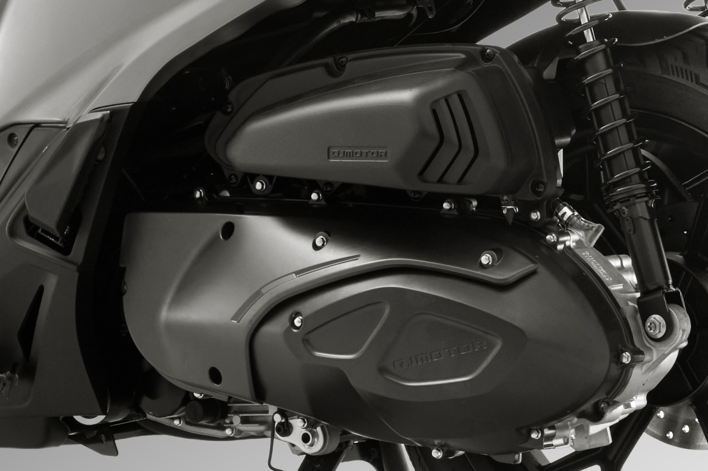 QJMOTOR SQ16 350: Die seitliche Motor- und Getriebeabdeckung unter der schwarzen Rollerkarosserie.