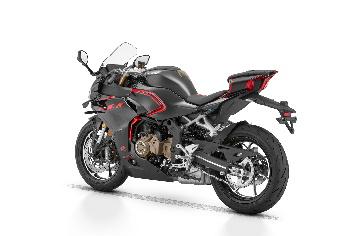 QJMOTOR SRK 421 RR: Nahaufnahme des Brembo-Bremssattels an der vorderen Bremsscheibe.