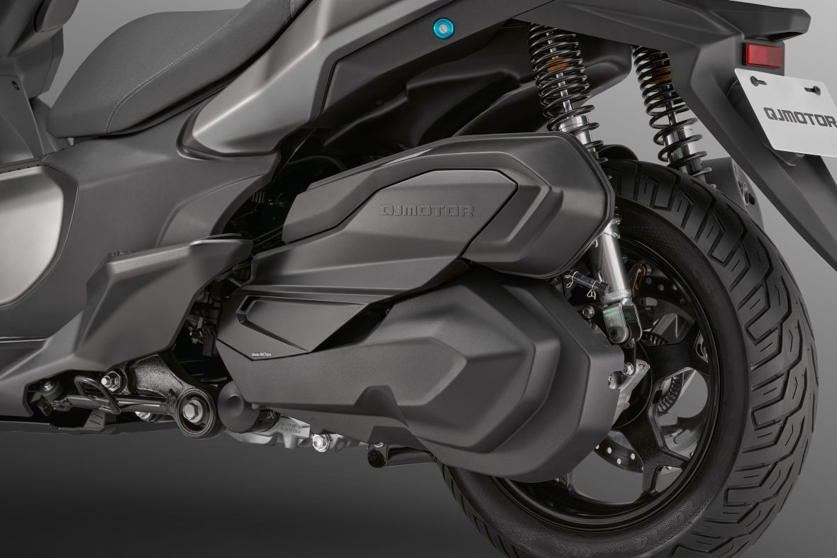 QJMOTOR FORT 4.0: Die seitliche Motor- und Getriebeeinheit unter der grauen Heckverkleidung.