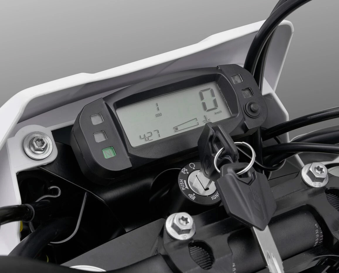 QJMOTOR COV 125 SM: Das rechteckige LCD-Instrument vor dem Lenker mit Geschwindigkeitsanzeige, Kontrollleuchten und Zündschlüssel.