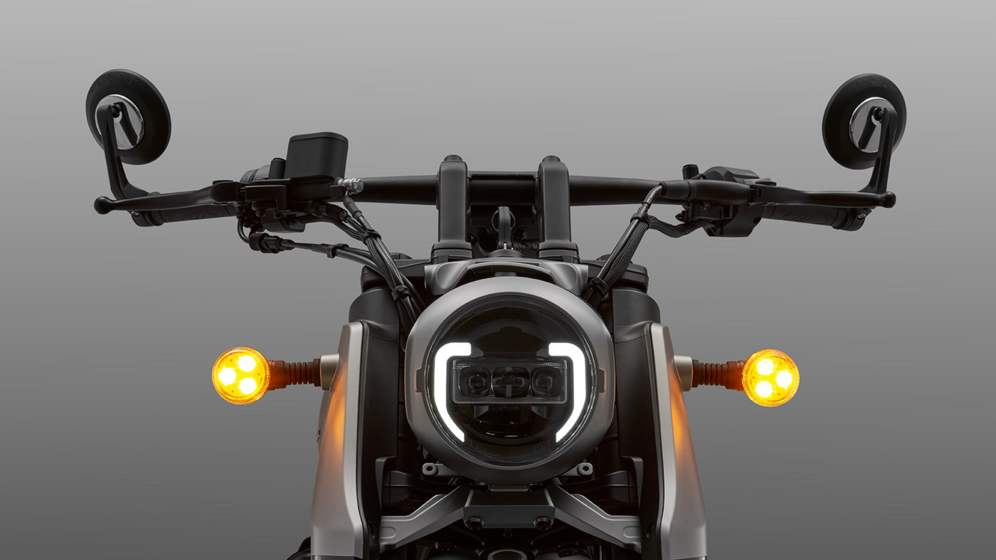 QJMOTOR SRV 400 AMT: Der oval wirkende Frontscheinwerfer mit hellem umlaufendem Lichtband und seitlichen Blinkern.