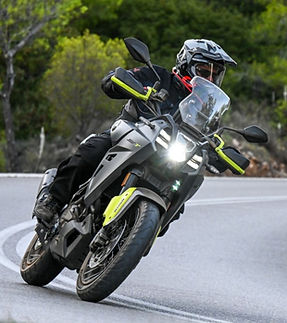 QJMOTOR SVT 650 X - in Fahrt Strasse (2).jpg