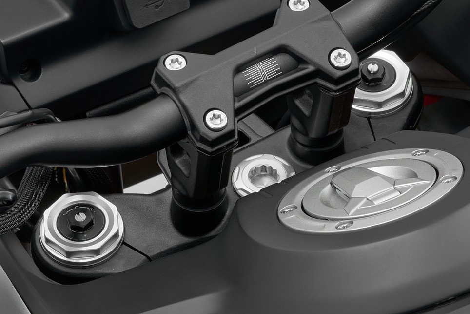 QJMOTOR SRT 800 RX: Detail der Lenkerbrücke und des darüber quer verlaufenden Dämpferbauteils.