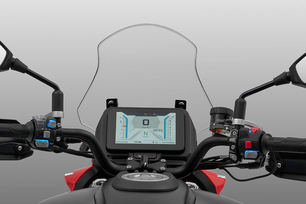 QJMOTOR SRT 700 SX: Das hochformatige TFT-Instrument, der Lenker und das große Windschild aus Fahrerperspektive.