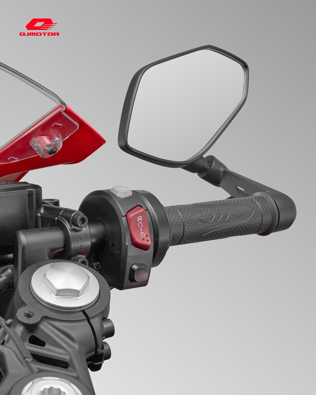 QJMOTOR SRK 125 RS: Der rechte Lenkergriff mit Schalter, Bremshebel und aufrecht stehendem Spiegel.