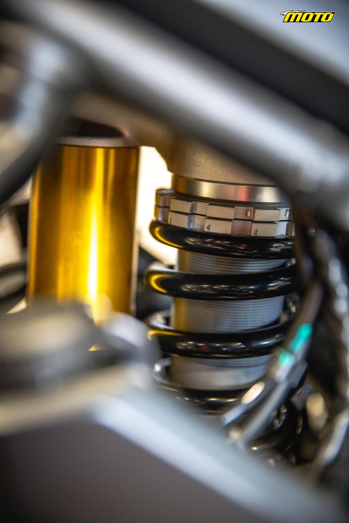 QJMOTOR SRT 450 RX: Das zentrale hintere Federbein mit Schraubenfeder zwischen den Rahmenbauteilen.