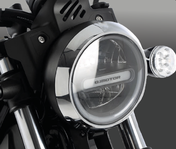 QJMOTOR SRV 125: Die braun gepolsterte zweigeteilte Sitzbank mit Haltegriff für den Sozius.