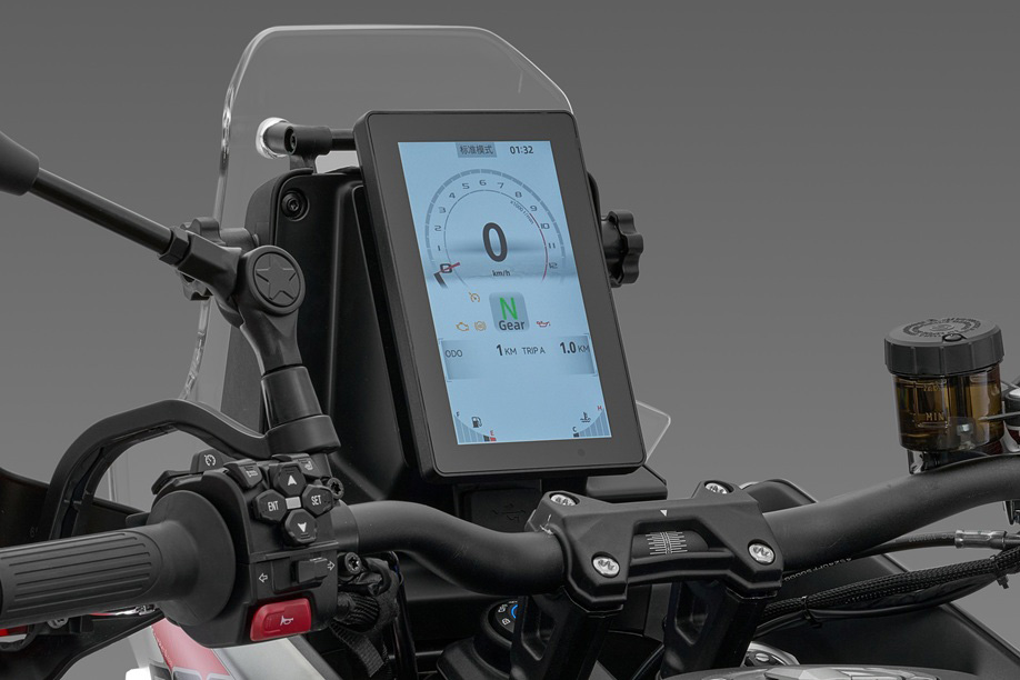 QJMOTOR SRT 800 RX: Das hochformatige TFT-Instrument in seiner Halterung mit groß dargestellten Fahrinformationen.