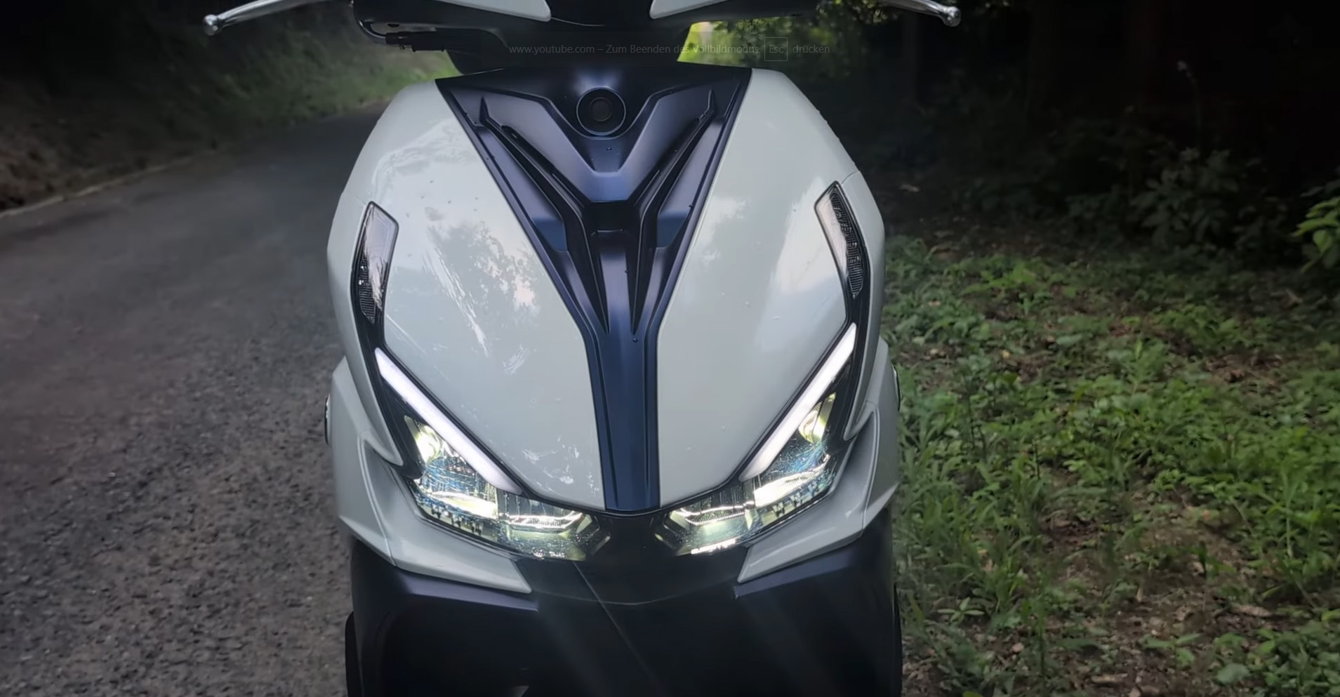 QJMOTOR RKO 50: Nahaufnahme der Front mit zwei schmalen Leuchtfeldern und kantiger Verkleidung.