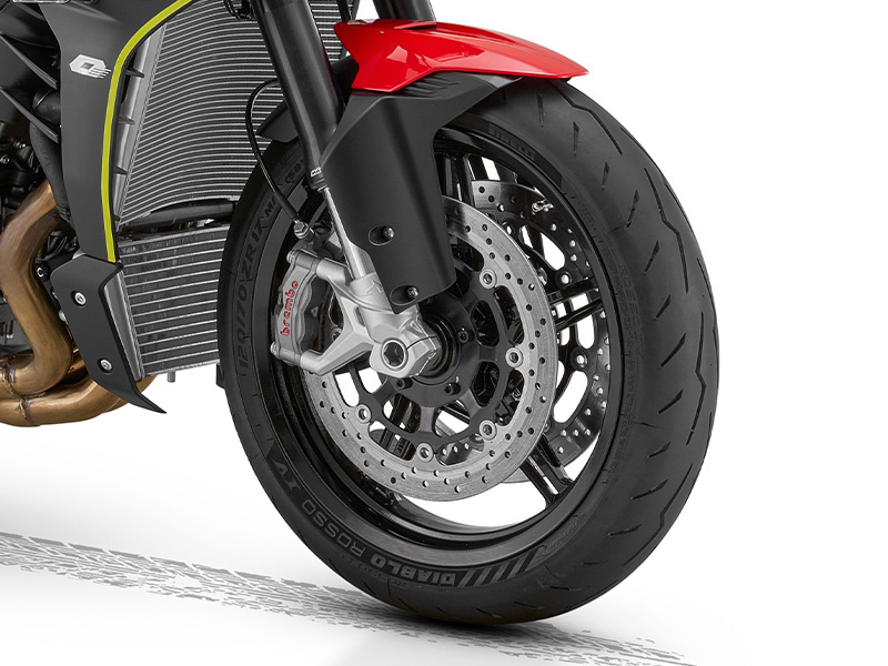 QJMOTOR SRK 921: Die vordere Rad- und Bremsanlage mit gelochten Scheiben und roter Verkleidung.