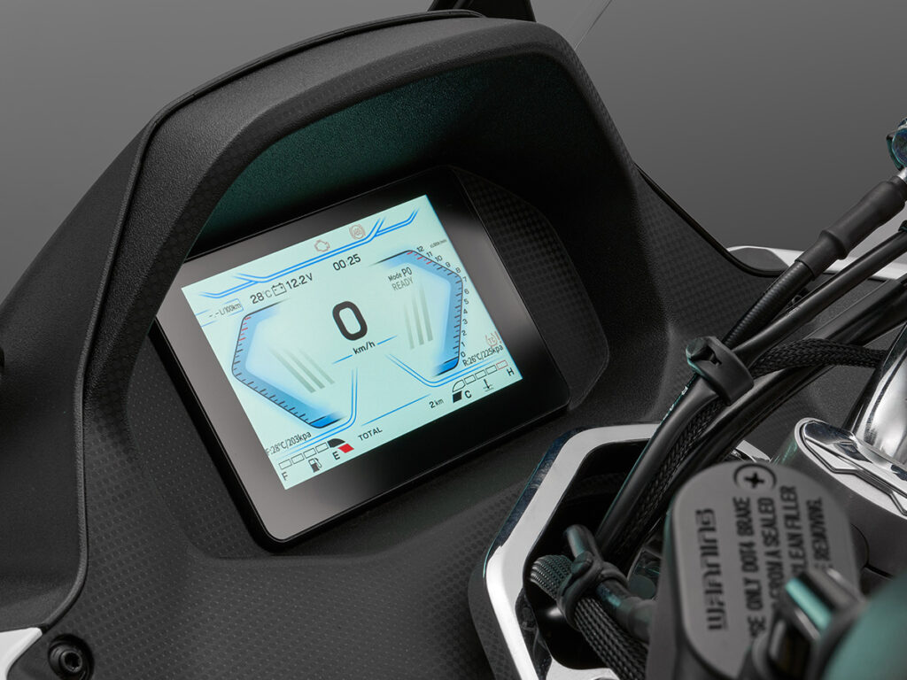 QJMOTOR MTX 125: Das farbige TFT-Instrument mit digitaler Geschwindigkeitsanzeige und Fahrinformationen.