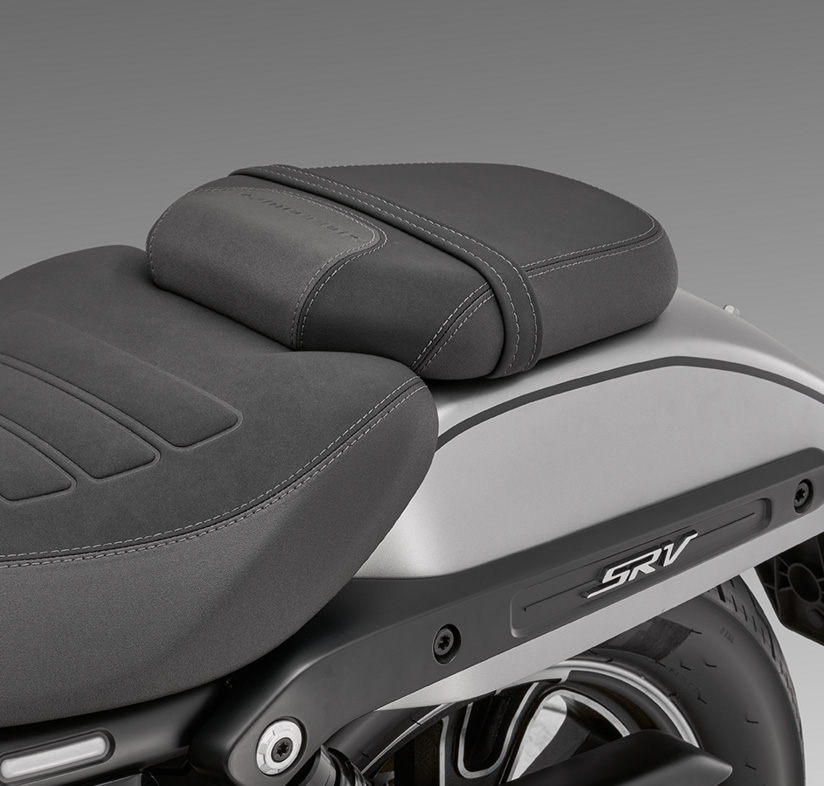 QJMOTOR SRV 400 AMT: Die niedrige schwarze Fahrersitzbank mit separat erhöhtem Soziussitz.