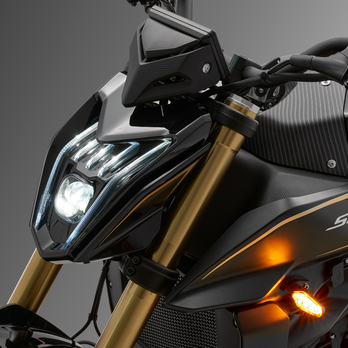 QJMOTOR SRK 600 PRO: Die kantige Front mit markanten Scheinwerfern und goldfarbenen Gabelrohren.
