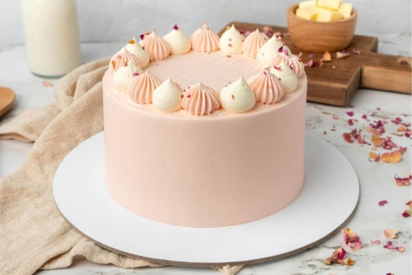 Bánh kem là món quà quen mà sinh nhật nào cũng có