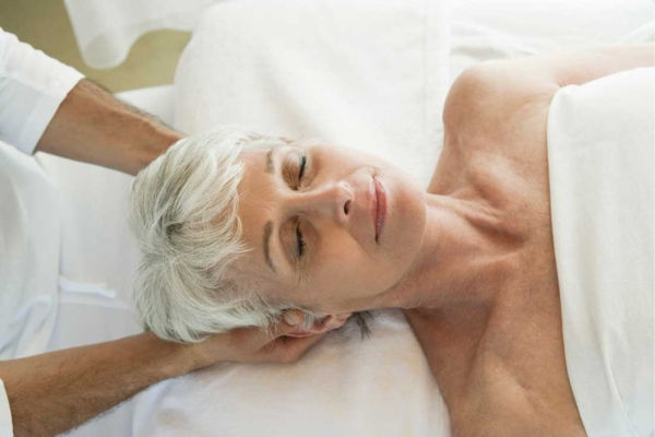 Đưa mẹ đi spa thư giãn là món quà rất tuyệt vời