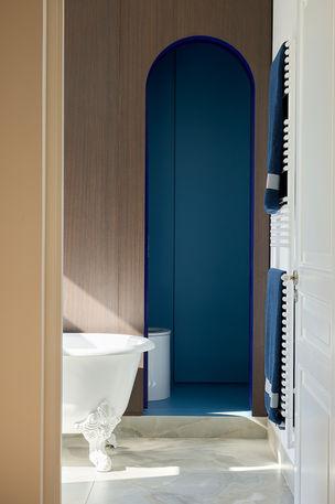 Découvrez pourquoi les WC sont devenus la pièce idéale pour oser la couleur, le papier peint et une décoration audacieuse. Nos conseils et inspirations en architecture d’intérieur pour créer des toilettes design et pleines de caractère.