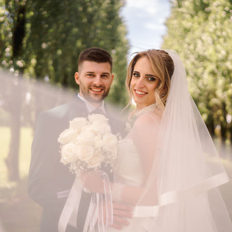 Giulia e Dario durante il servizio fotografico di matrimonio tra i viali alberati del Ristorante Al Bosco a Cervarese Santa Croce in provincia di Padova.