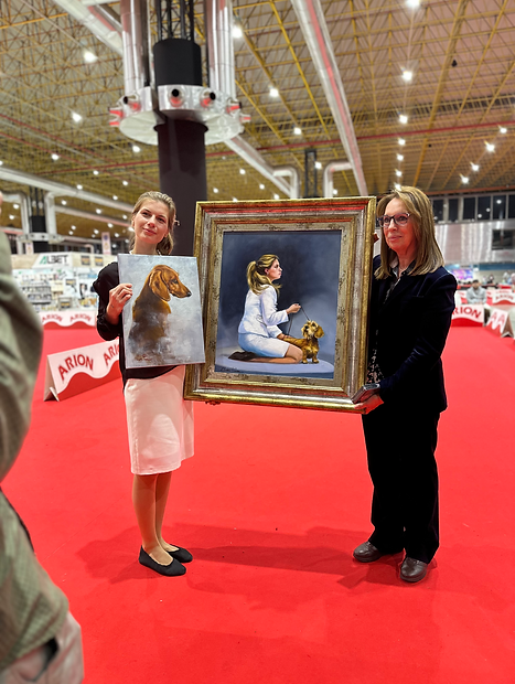 Lucia Condes con Maria Koloskova de Almarxils kennel presentando su retrato al oleo