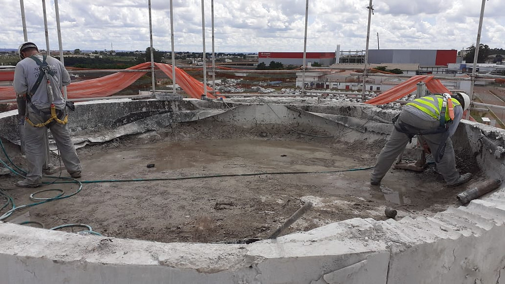 demolição controlada de caixa d'água em concreto armado.