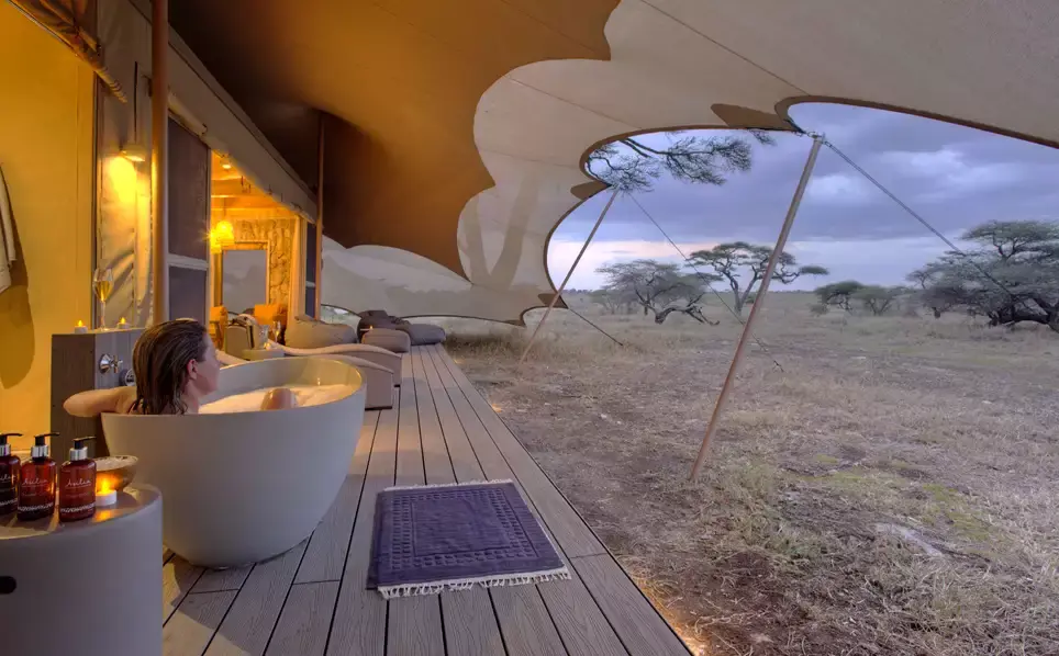 namiri-plains-tent-deck-bathtub-tanzania-cozymoons.webp