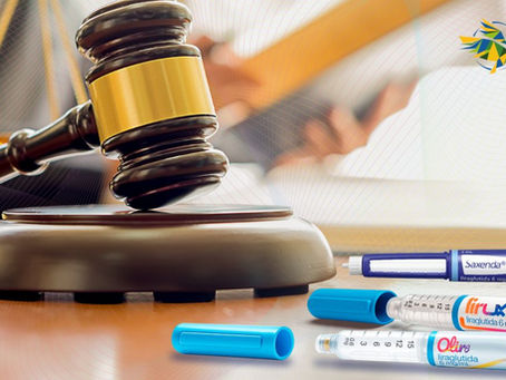 Canetas emagrecedoras sobre a mesa em um tribunal