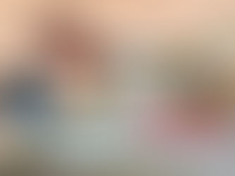 Une image séparée en deux qui montre une enluminure médiévale d'une femme avec un ordinateur portable, et de l'autre côté, une enluminure qui se fait peindre à la main.