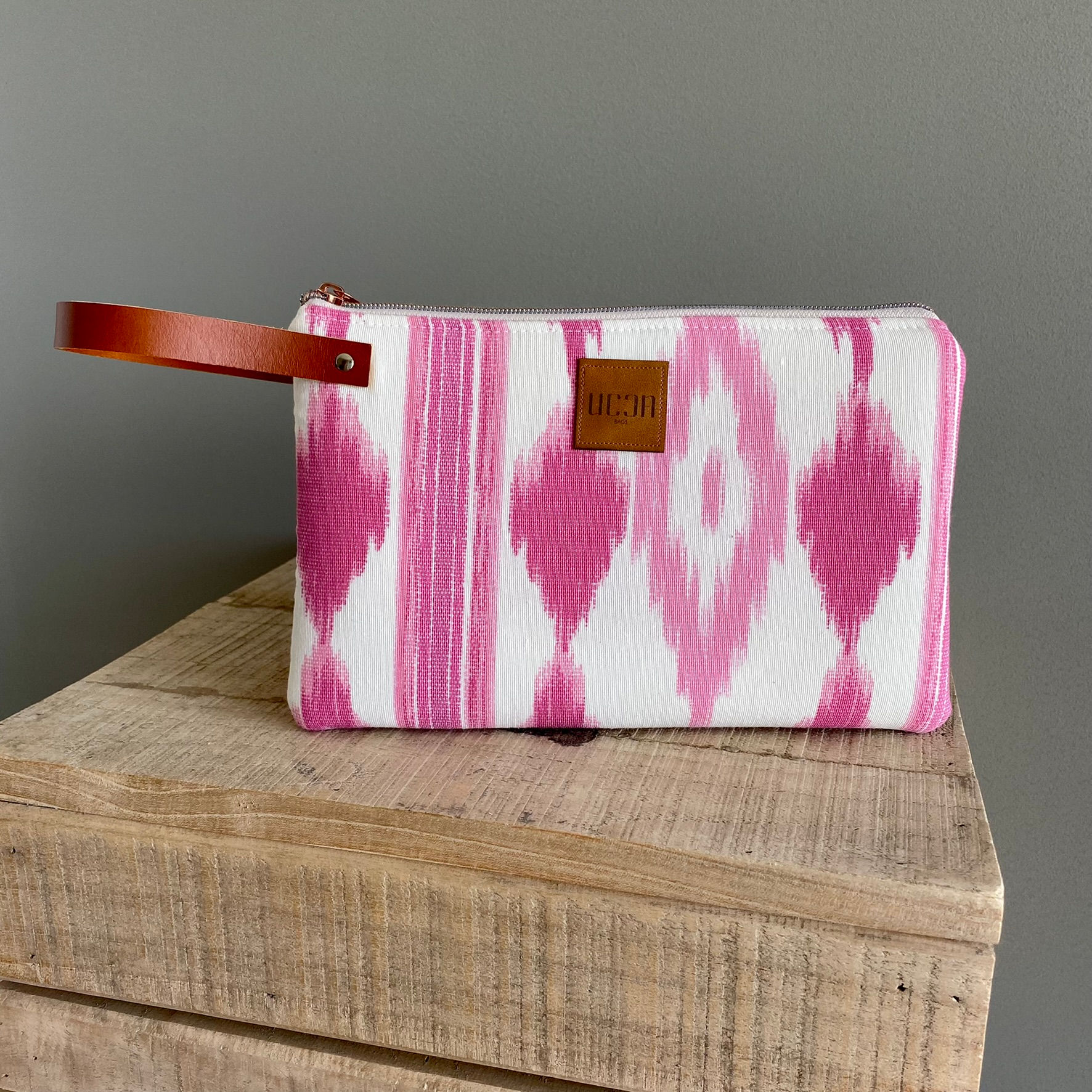 Vista frontal bolso de mano de lenguas mallorquinas