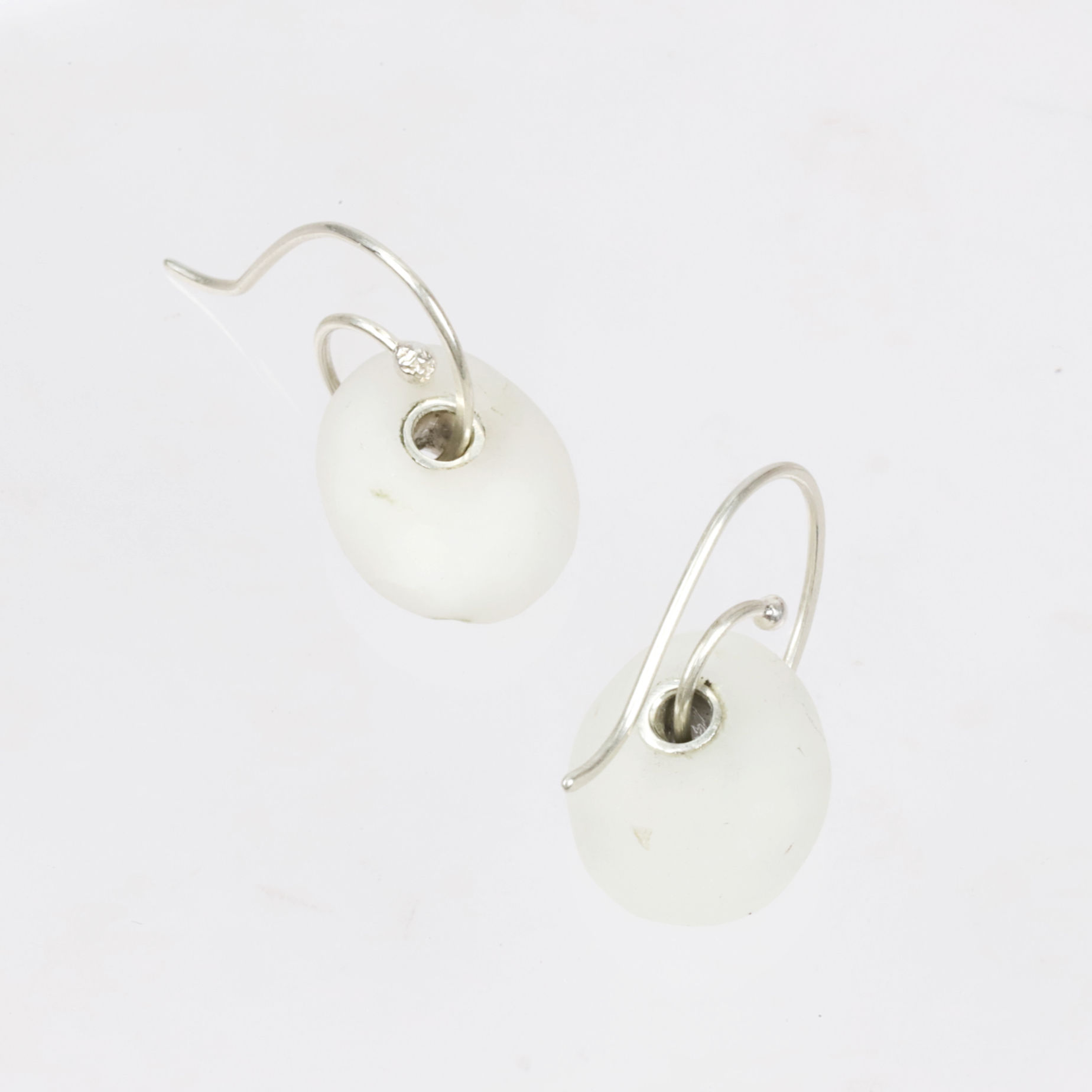 MB33 Small Pebble White Silver Earrings by Maike Bartenders