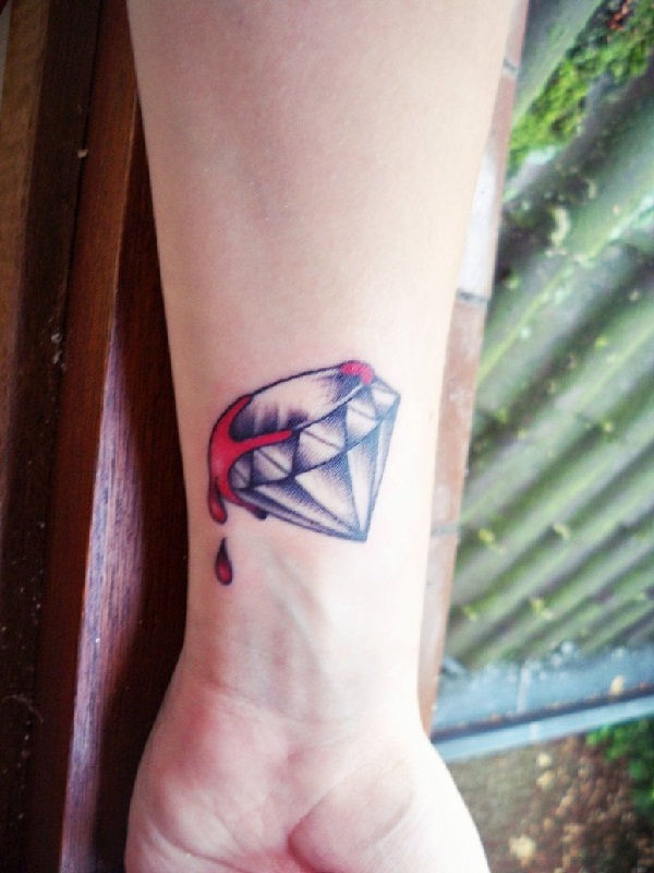 pulso-com-tatuagem-de-diamante.jpg