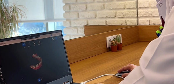 Kanal tedavisi planlaması sırasında ekranda incelenen üç boyutlu diş görüntüsü, Sakarya