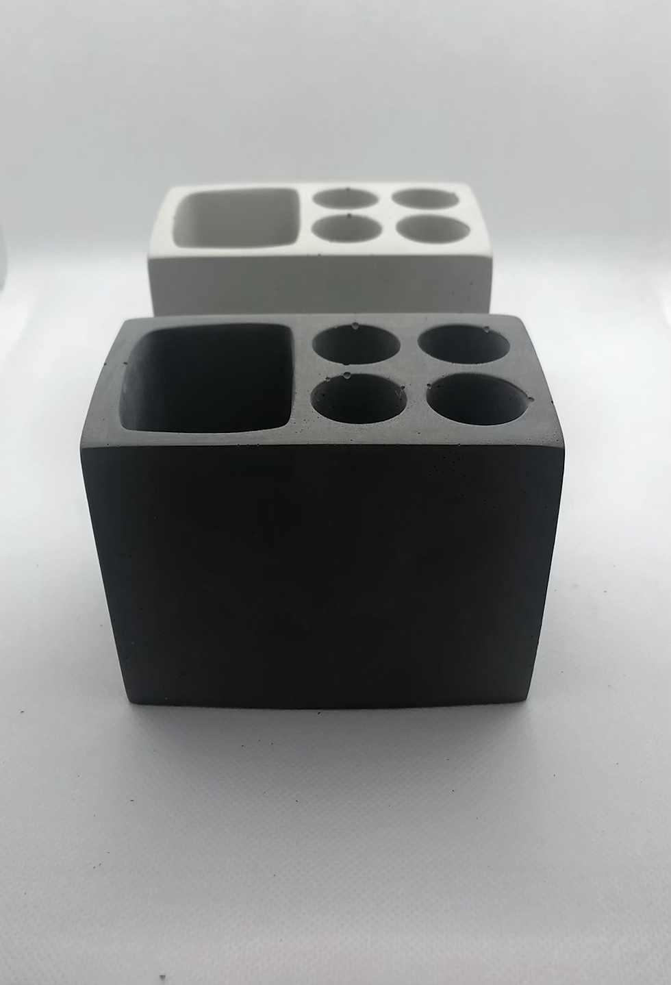 Thumbnail: Concrete toothbrush holder