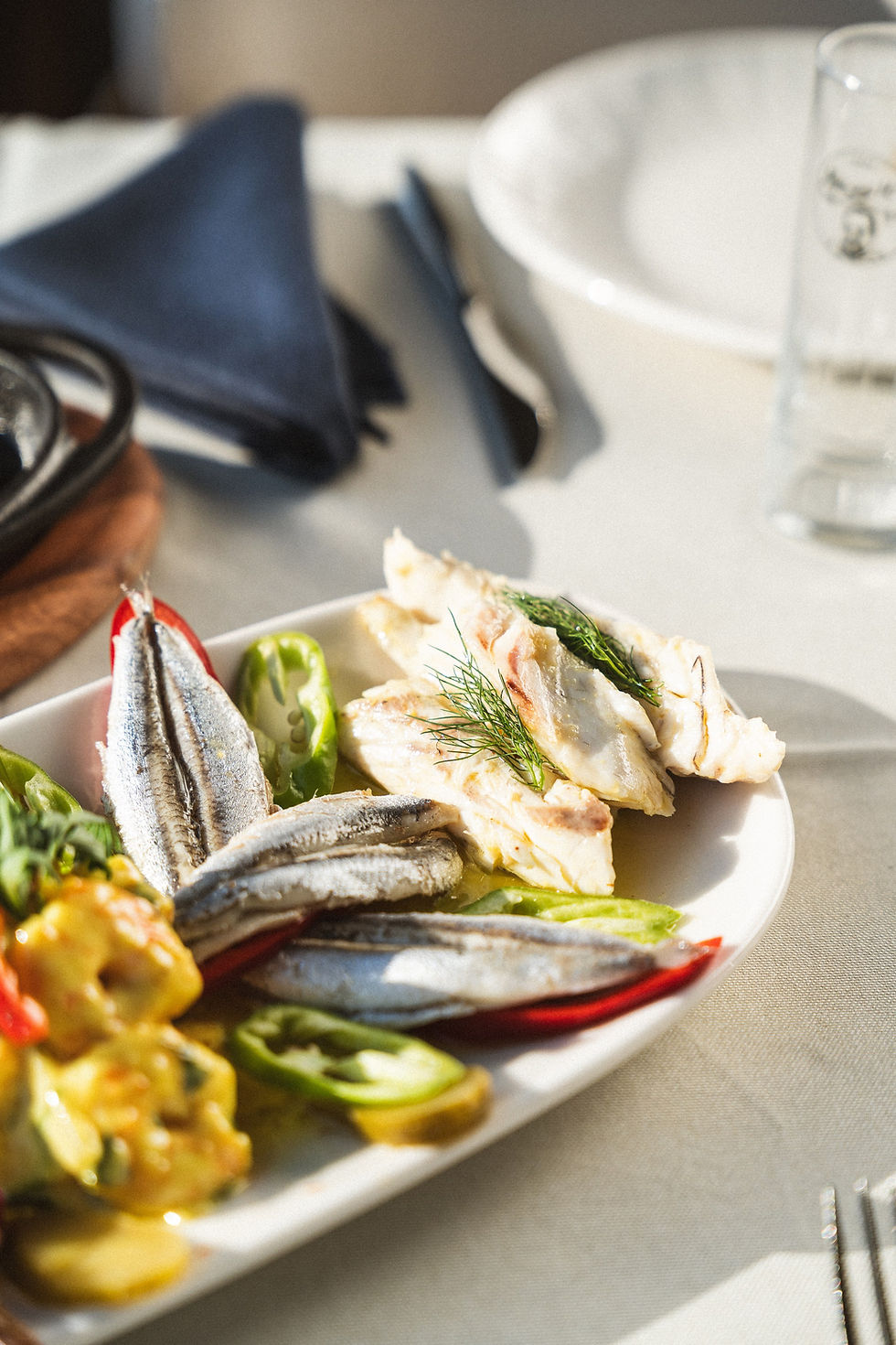 Kuşadası balık restoranı taze meze tabağı sunumu