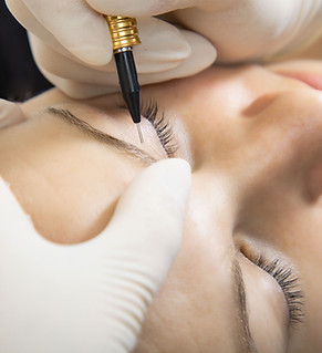 Procédure de microblading des sourcils