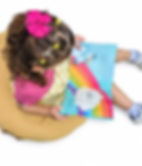 Niña leyendo Nefi, la nube que quería hacer llover de Carol Neumann