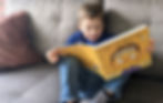 Niño disfrutando libro Las etiquetas de Amaro de Carol Neumann