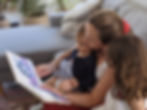 Abuela lee con nietas el libro Azulada de Carol Neumann sobre inclusión y diversidad