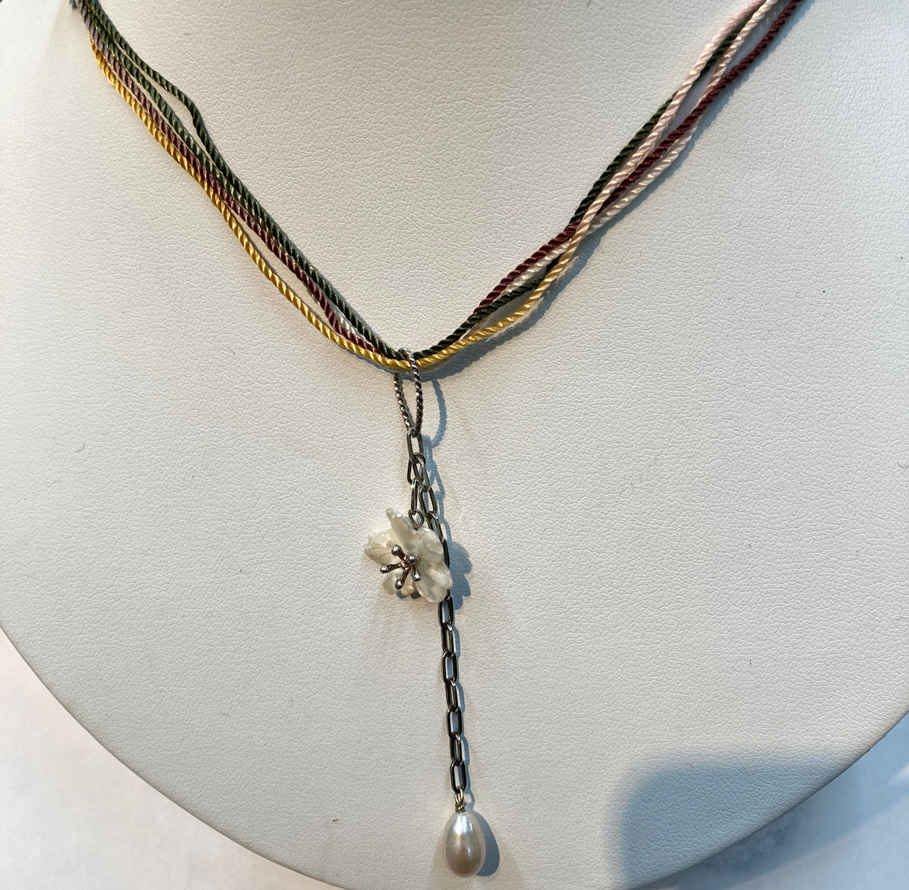 桜 カットした天然石（白蝶貝）＆つゆ型（淡水真珠）のシルバーペンダント（作成中）