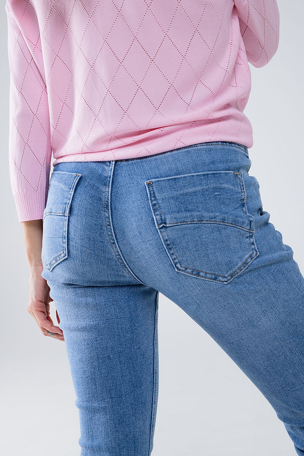 Thumbnail: Skinny Jeans in Light Wash With Detail on the Pocket