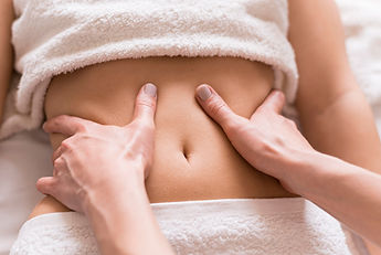 gros-plan-concept-de-massage-de-l-abdomen.jpg