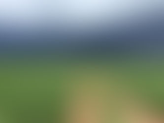 Plantação agrícola sob céu carregado com nuvens de tempestade.