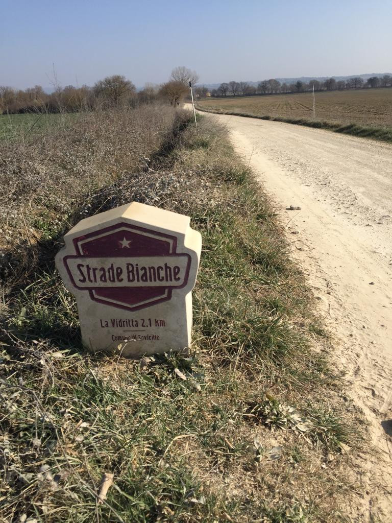 Une borne des Strade Bianche le long du parcours