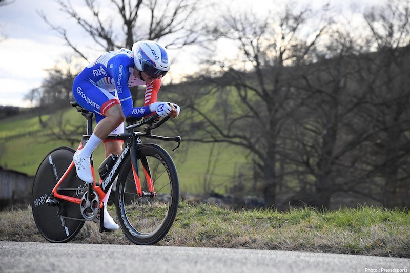 Rudy Molard en position aéro de chrono