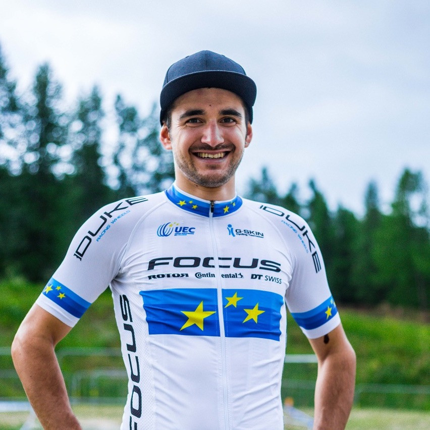 Titouan avec les étoiles du maillot de champion d'Europe