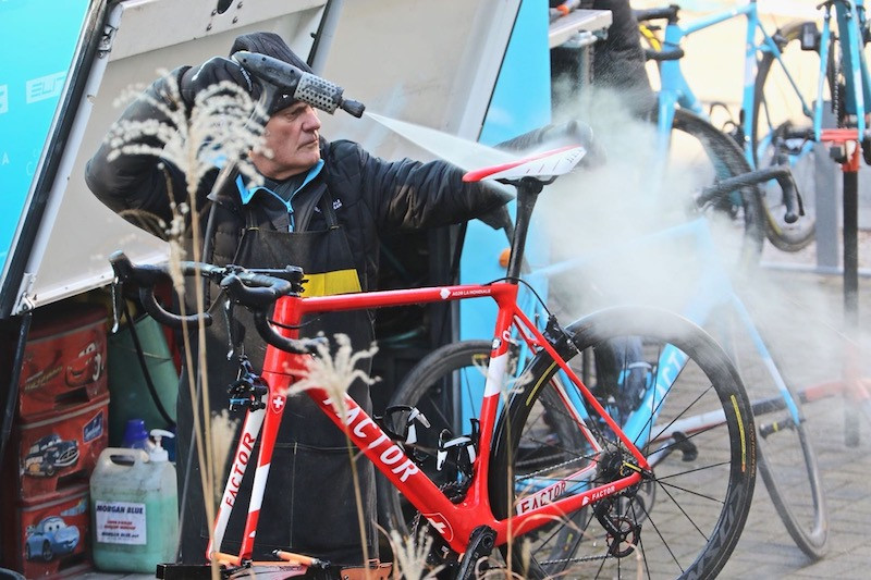 Lavage des vélos chez AG2R